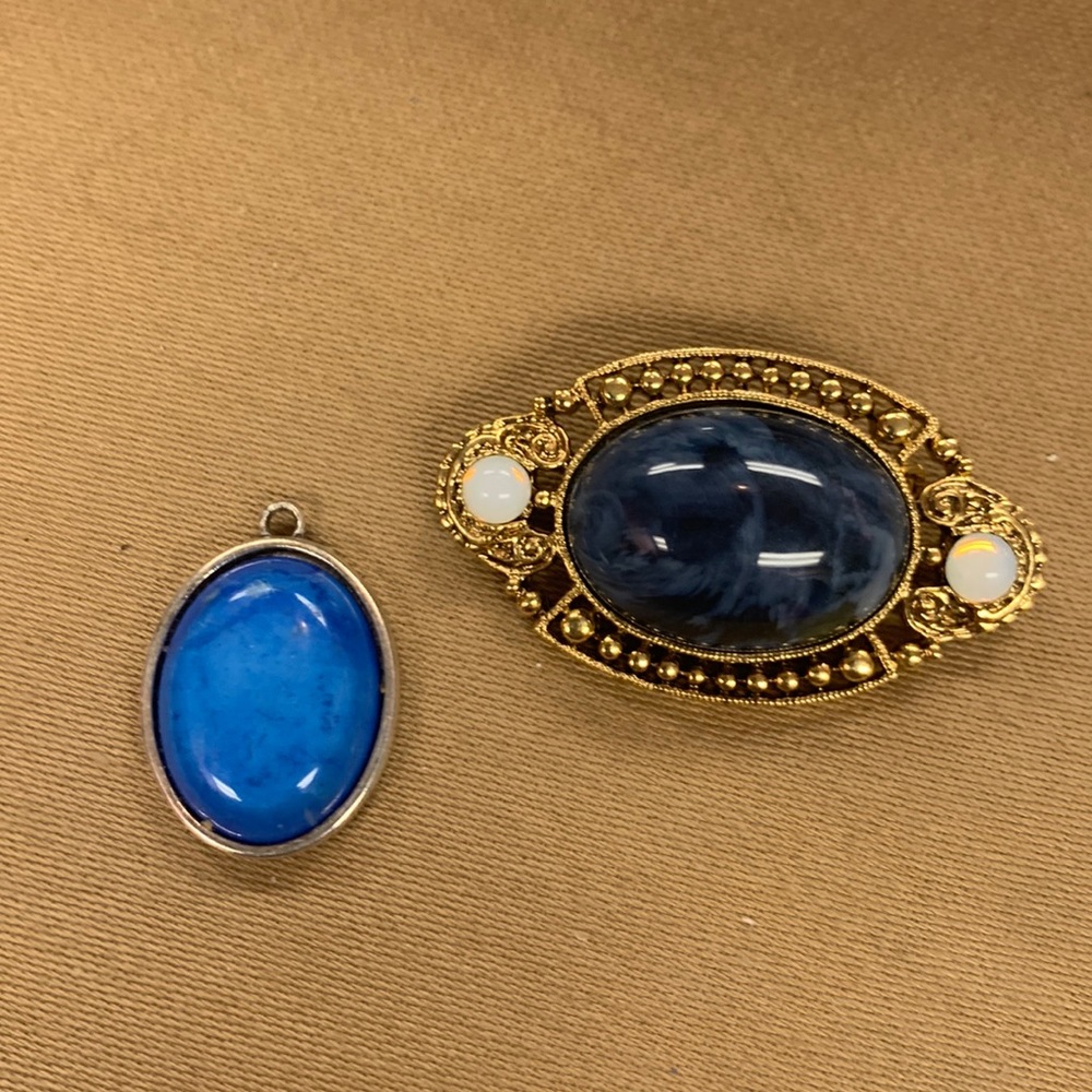 1 pendant and 1 brooch in good condition